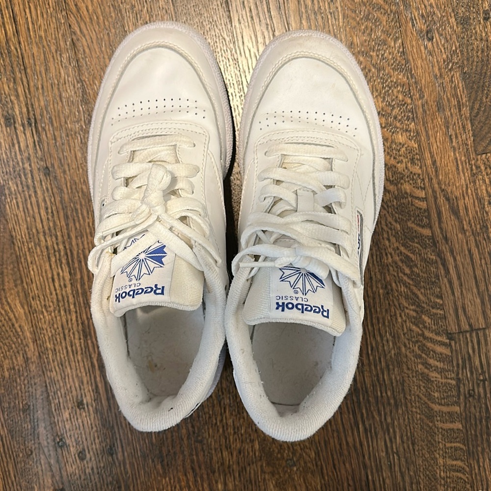 Reebok classic sneakers. Size 6.5 men’s. Good condition